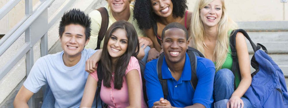 grupo-multietnico-estudiantes-universitarios