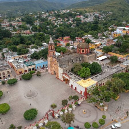 Vista aérea con dron de la Misión Franciscana de Jalpan en el estado de Querétaro.